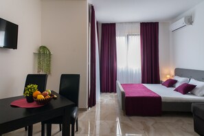 Estudio familiar, vista a la montaña | Escritorio, espacio para trabajar con laptop y insonorización