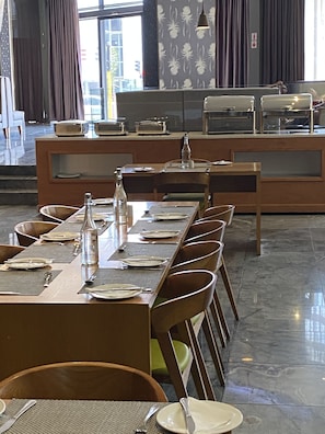 Daily buffet breakfast (ZAR 150 per person)