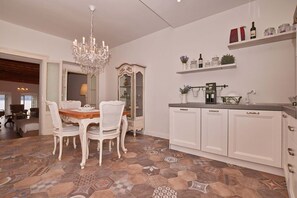 Apartamento básico, 1 quarto | Área de estar | TV de tela plana