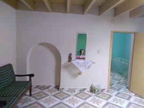 舒適三人房 | 迷你吧、熨斗/熨衫板、床單