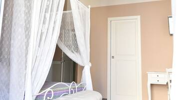 Quadrupla Luxury, 1 letto queen con divano letto, vista città | Con arredamento individuale, una scrivania, postazione laptop