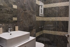 Apartamento luxo (Lotus) | Banheiro | Chuveiro, chuveiro com efeito de chuva, secador de cabelo, sabonete