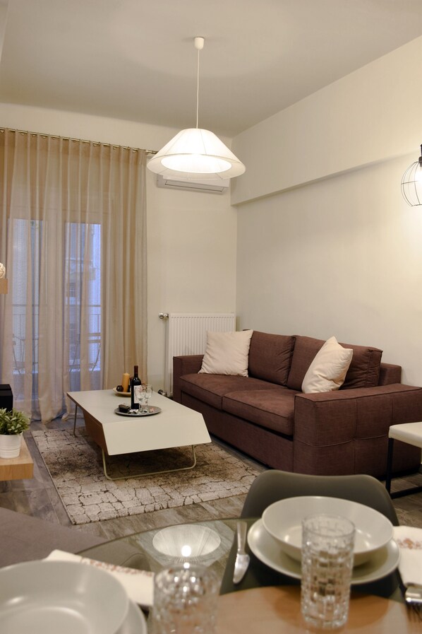 Flat-screen TV - Lotus Deluxe Apt Must (Thessaloniki)