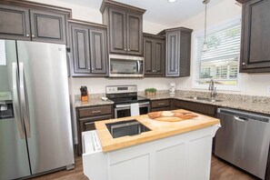 ثلاجة، ميكروويف، فرن، موقد طهي مسطح