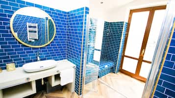 Suíte, 1 cama Queen, sacada, vista para o mar | Banheiro | Chuveiro, chuveiro com efeito de chuva, produtos de toalete grátis