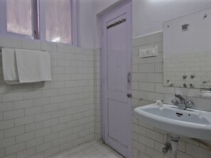 Double or Twin Room | Bathroom sink - OYO 28187 Hotel Potala (Manali)