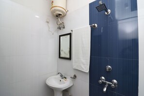 Double or Twin Room | Bathroom | Free toiletries, towels