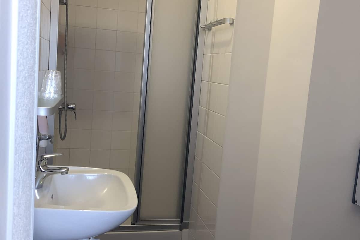 standard double room, private bathroom | bathroom | free toiletries, hair dryer, towels