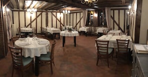 Se sirven almuerzos y cenas, cocina local