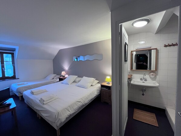 Verdunkelungsvorhänge, Bügeleisen/Bügelbrett, kostenloses WLAN