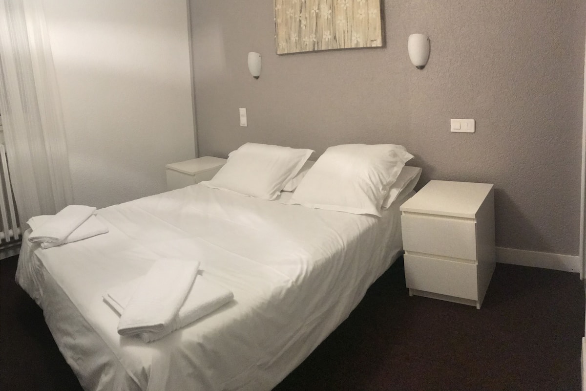 Standaard tweepersoonskamer, privébadkamer | Verduisterende gordijnen, een strijkplank/strijkijzer, gratis wifi