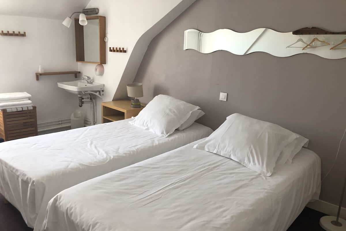 Rideaux dâobscurcissement, fer et planche Ă repasser