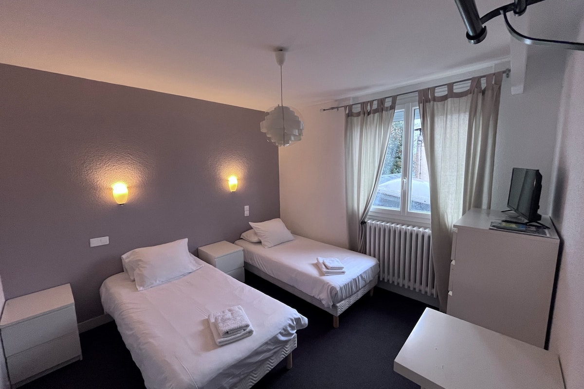 twin room, private bathroom | 1 bedroom, blackout curtains, iron/ironing board, free wifi