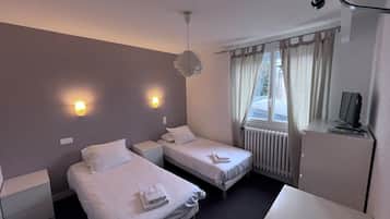 Habitación con 2 camas individuales, baño privado | Cortinas opacas, tabla de planchar con plancha, wifi gratis