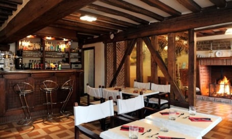 Daily continental breakfast for a fee. Auberge de la Croix Blanche