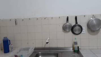 Lemari es di ruangan bersama