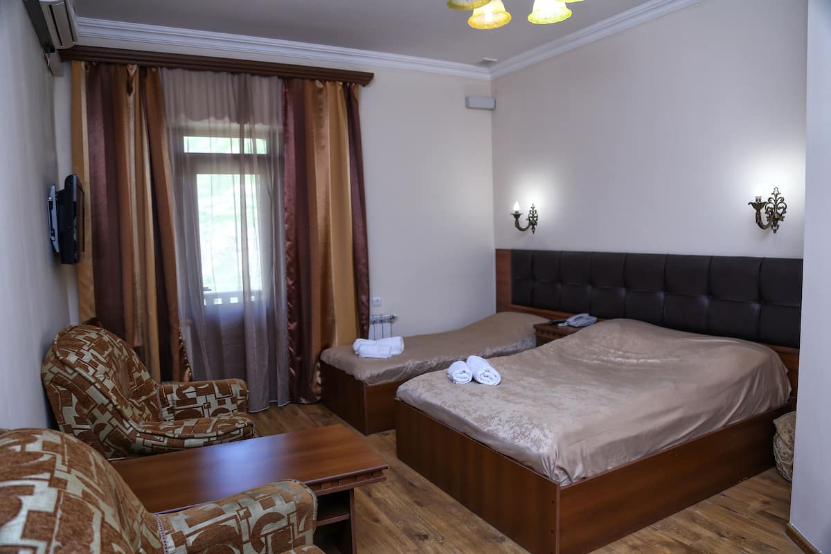 Standaard driepersoonskamer, 3 eenpersoonsbedden | 1 slaapkamer, luxe beddengoed, een minibar, een bureau