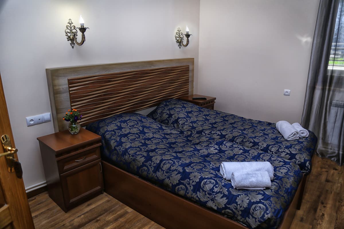 Standaard kamer, 1 twee- of 2 eenpersoonsbedden, 2 eenpersoonsbedden, uitzicht op tuin | 1 slaapkamer, luxe beddengoed, een minibar, een bureau