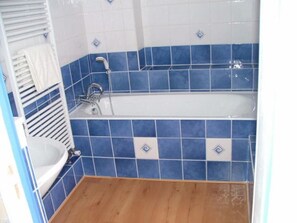 Triple Room (La Lavande) | Bathroom | Hair dryer, towels, soap, shampoo - Chez Francine et Xavier (Froissy)