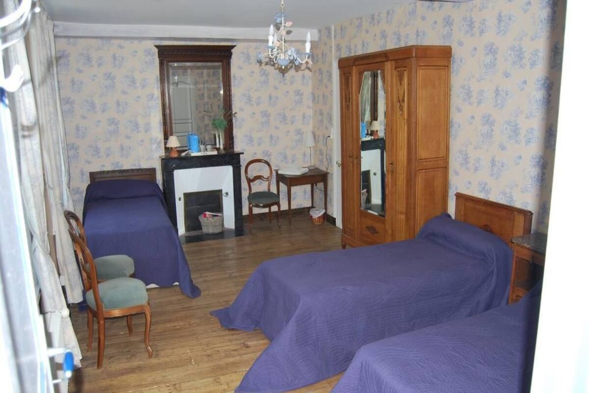 Chambre Triple (La Lavande) | Bureau, fer et planche à repasser, lits bébé (gratuits)