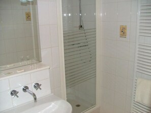 Twin Room (La savane) | Bathroom | Hair dryer, towels, soap, shampoo - Chez Francine et Xavier (Froissy)
