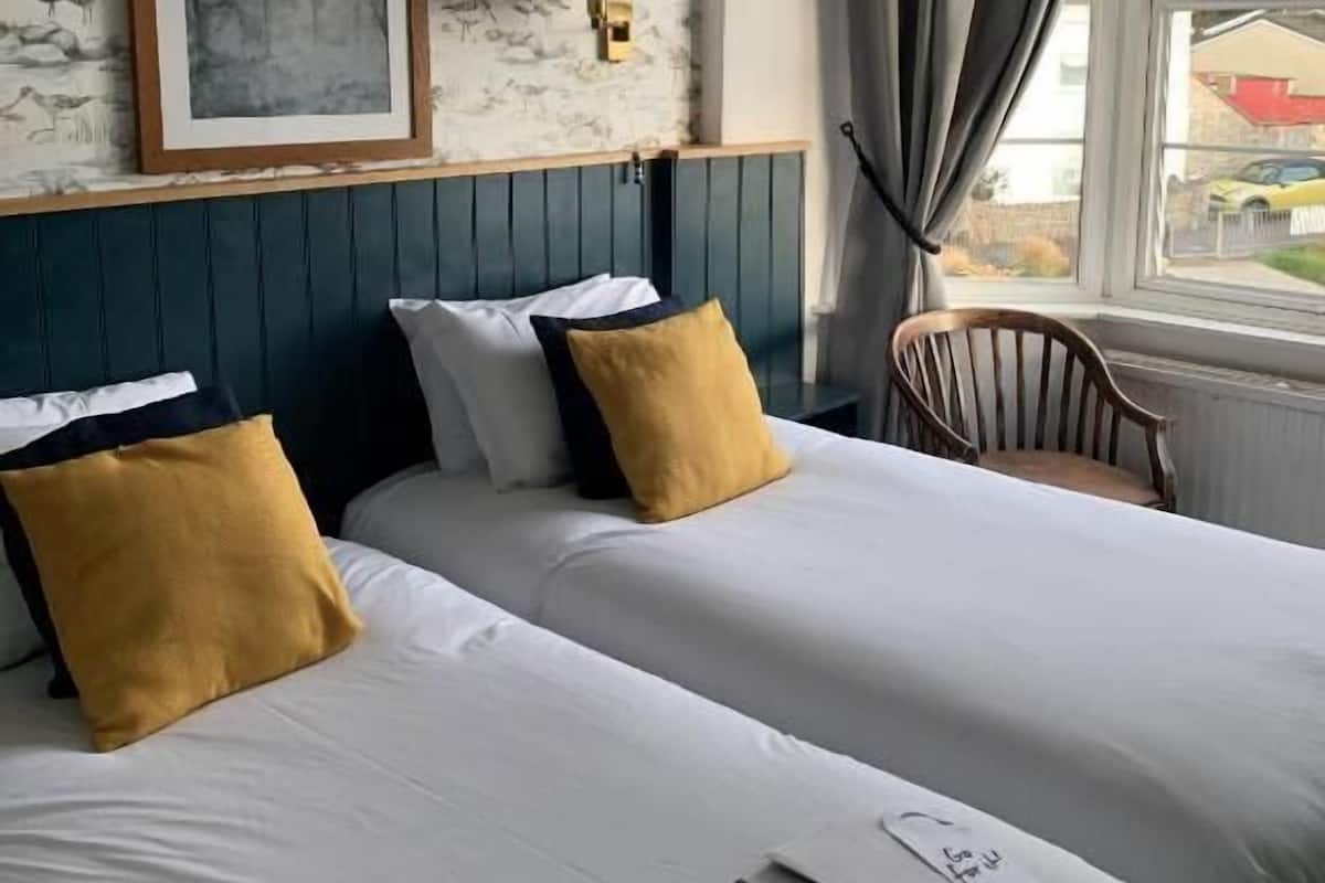 Kahden hengen standard-huone (kaksi sänkyä), osittainen merinäköala | Työpöytä, ilmainen Wi-Fi