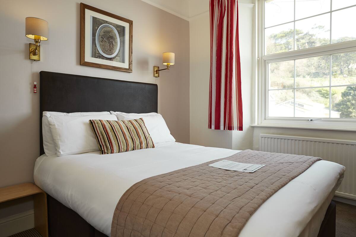 standard double room, partial sea view | desk, free wifi