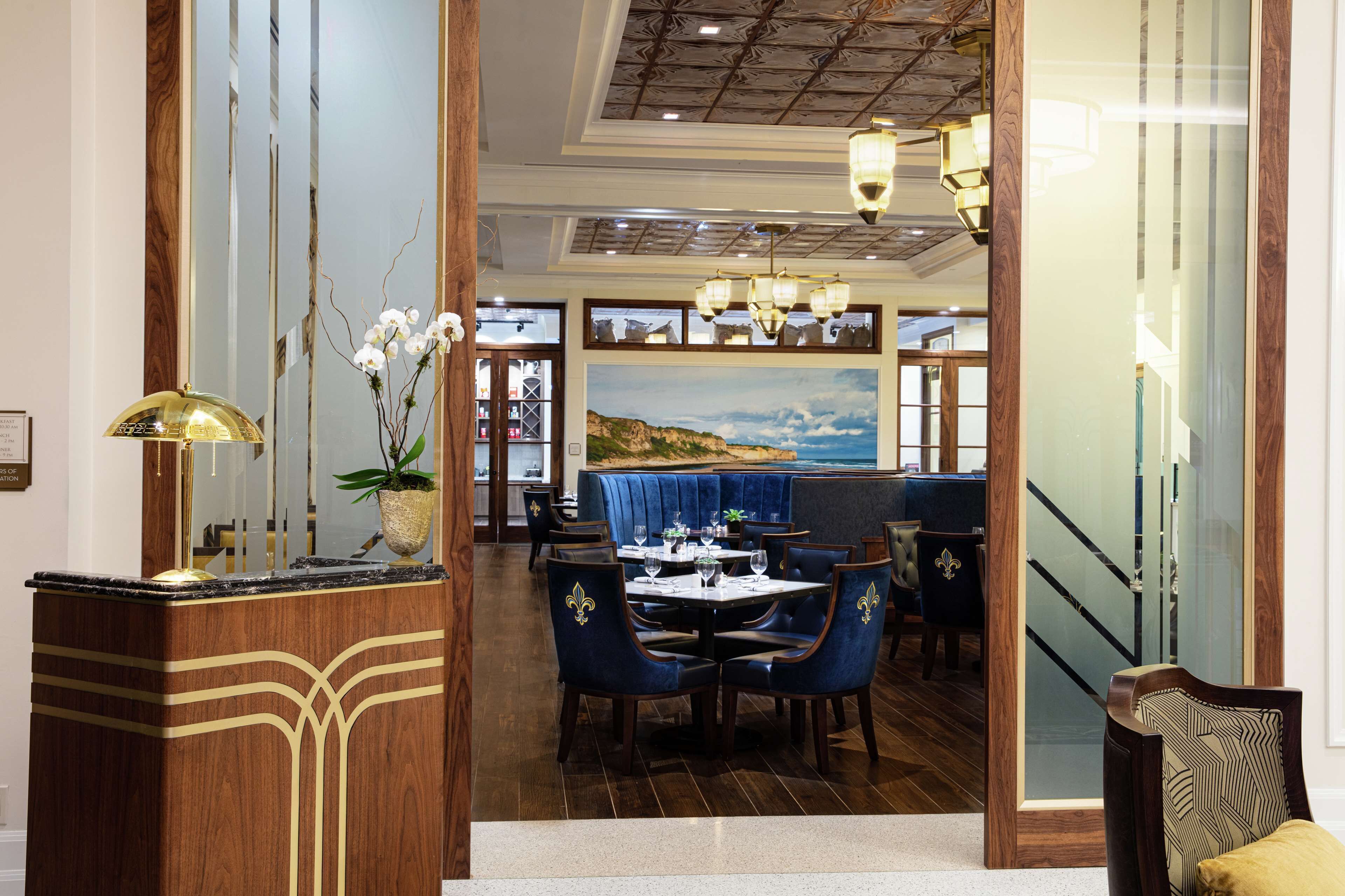 2 restaurants servant le déjeuner, le dîner et le souper