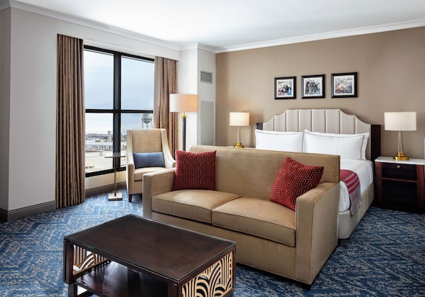 Studio Suite, 1 King Bed with Sofa bed | Living area