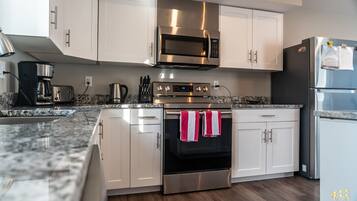 Refrigerador, microondas, horno y parrilla de estufa