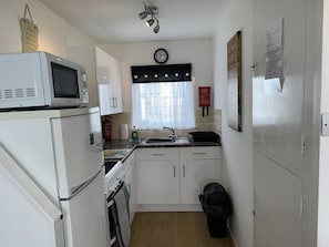 KĂŒhlschrank, Mikrowelle, Ofen, Wasserkocher