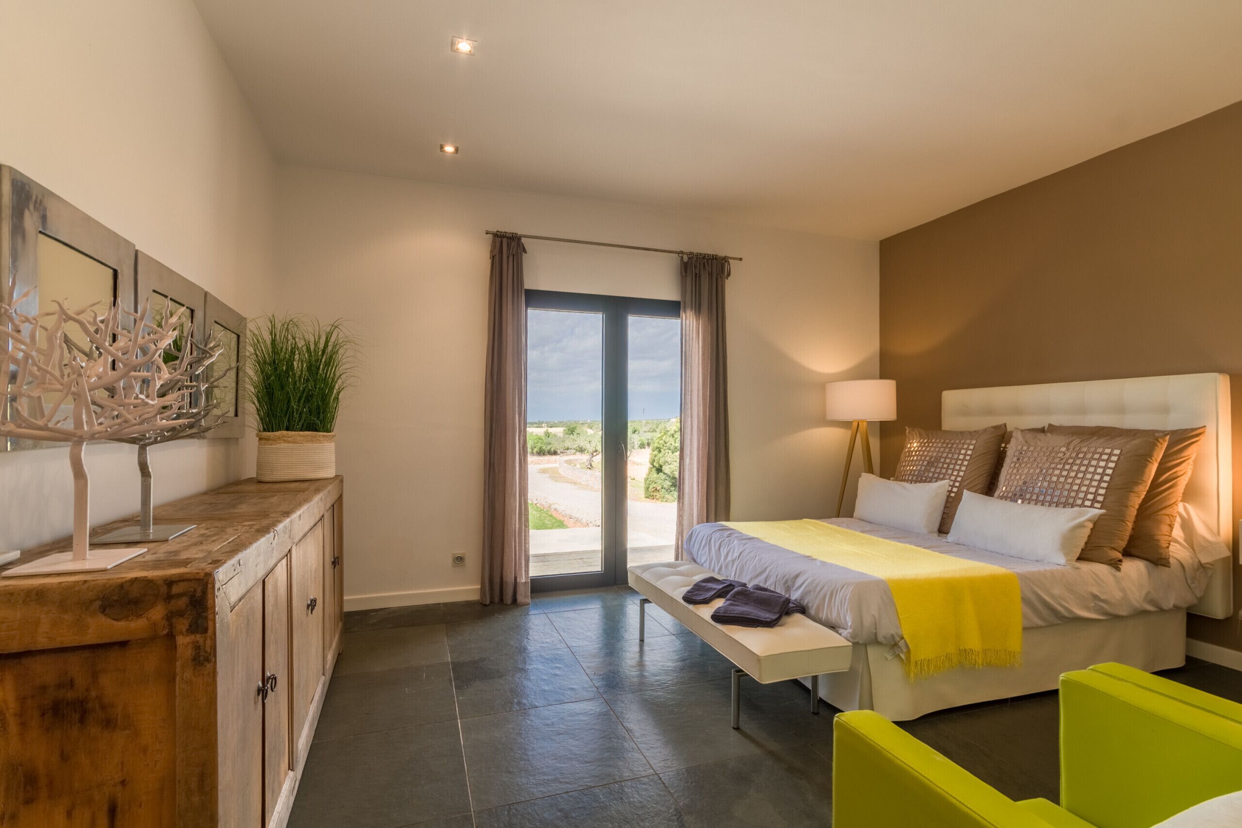 5 間睡房、房內夾萬、熨斗/熨衫板、可攜式嬰兒床