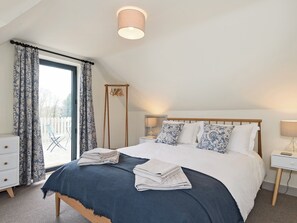 3 bedrooms, free WiFi, bed sheets - 3 bedroom accommodation in North Walsham (North Walsham)