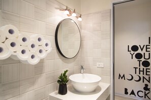 Dusche, Haartrockner, Handtücher, Shampoo