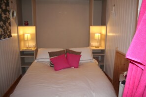1 chambre, lit parapluie, Wi-Fi gratuit, draps fournis
