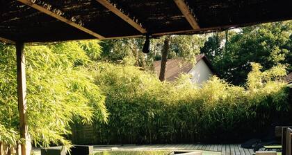 Talo ja oma uima-allas, kesäkeittiö