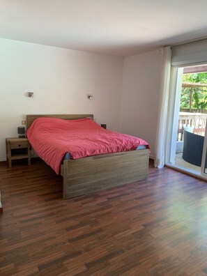 4 chambres, fer et planche à repasser, lit de bébé portatif, Wi-Fi