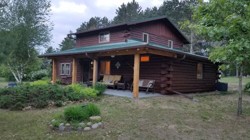 Calme paisible cabane en rondins sur 10 acres 1/2 heure de WI Dells