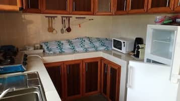 Villa | Cucina privata | Frigorifero con congelatore, microonde, forno, piano cottura