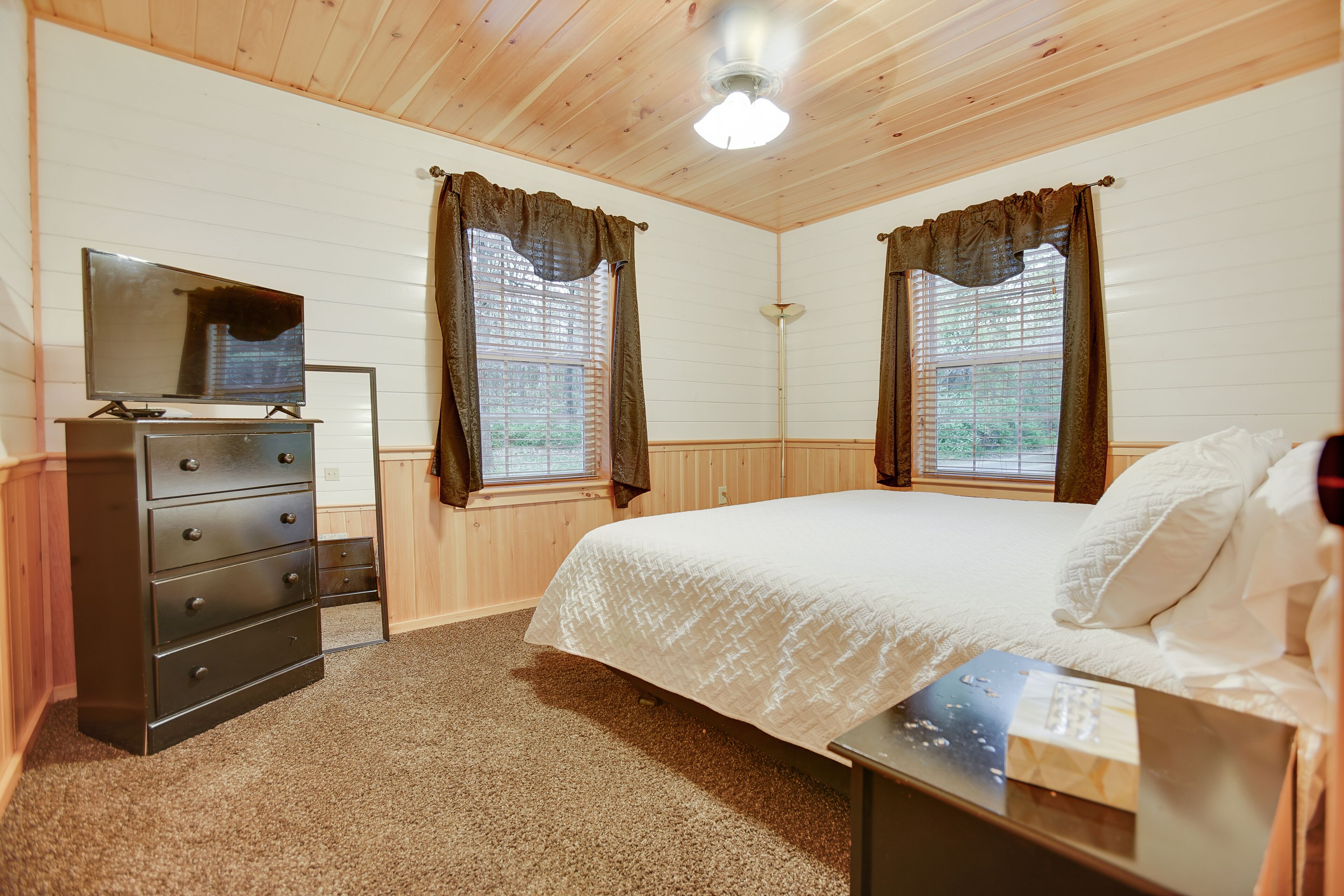 10 makuuhuonetta, ylelliset vuodevaatteet, silitysrauta/-lauta