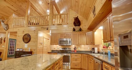 Fulton Resort | Pickleball Court + Hot Tub + Game Room + Fire Pit + See 4 states from the deck