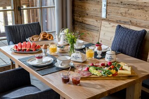 Tägliches inbegriffenes einheimisches Frühstück