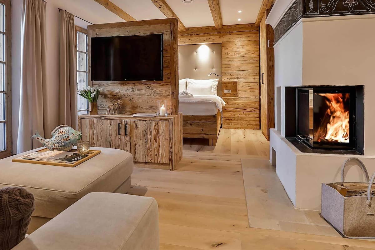 Leilighet – romantic, badstue, fjellutsikt | Oppholdsområde | Smart-TV og peis