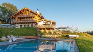 Außenpool (je nach Saison geöffnet), Sonnenschirme, Liegestühle