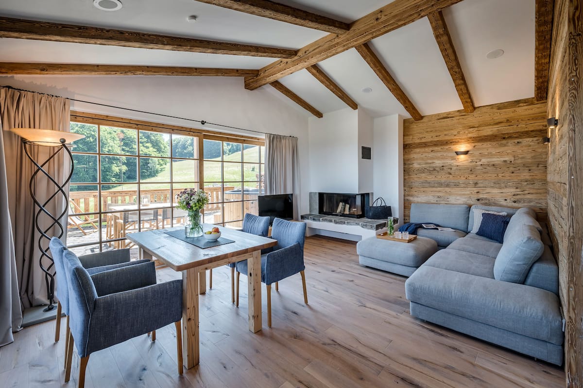 Panoramic Chalet, 2 Bedrooms, Hot Tub, Lake View | Living area | Smart TV, fireplace
