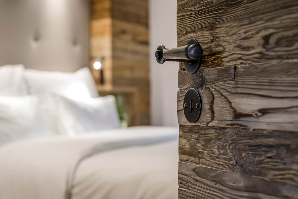 4 bedrooms, premium bedding, free minibar items, in-room safe