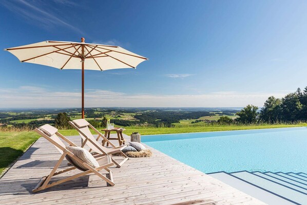 Außenpool (je nach Saison geöffnet), Sonnenschirme, Liegestühle