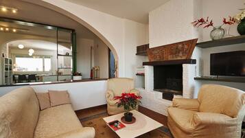 Villa, 4 Bedrooms | Living room | Flat-screen TV, fireplace