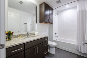 Bathroom - Stay Alfred at Market City Center (Chattanooga)