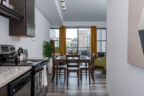 Basic Apartment, 2 Bedrooms | Makan dalam bilik